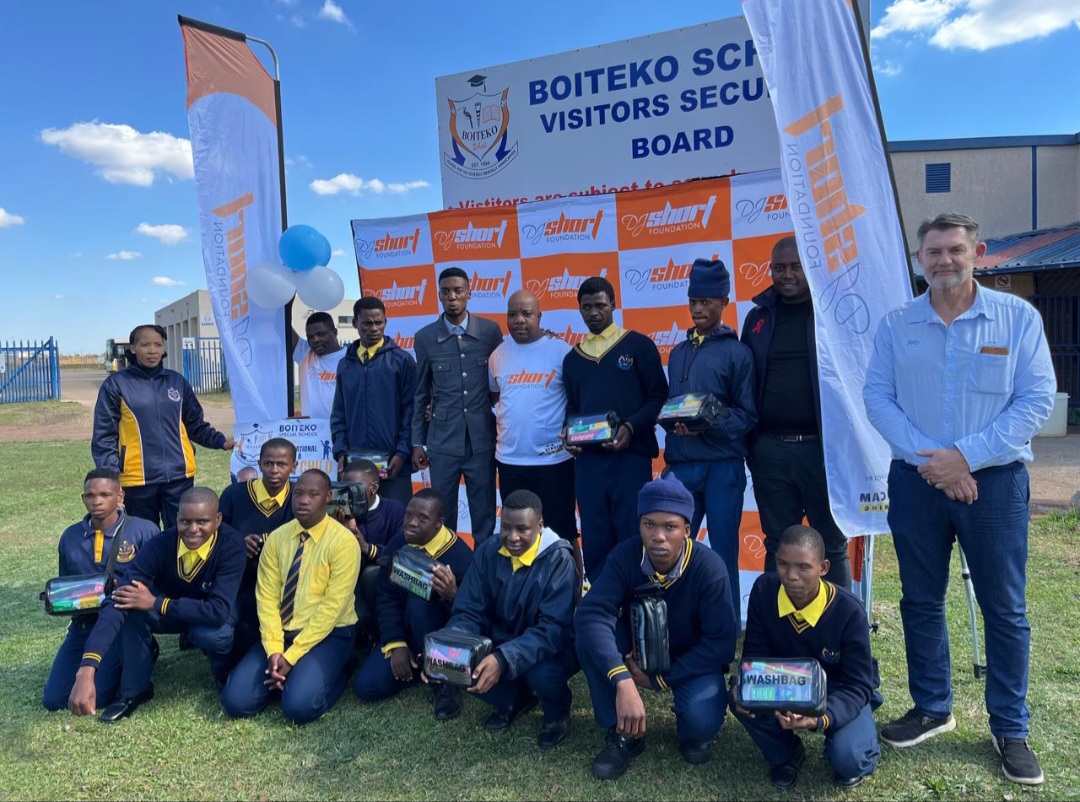 Group photo of learners and staff at the Boiteko School handover
